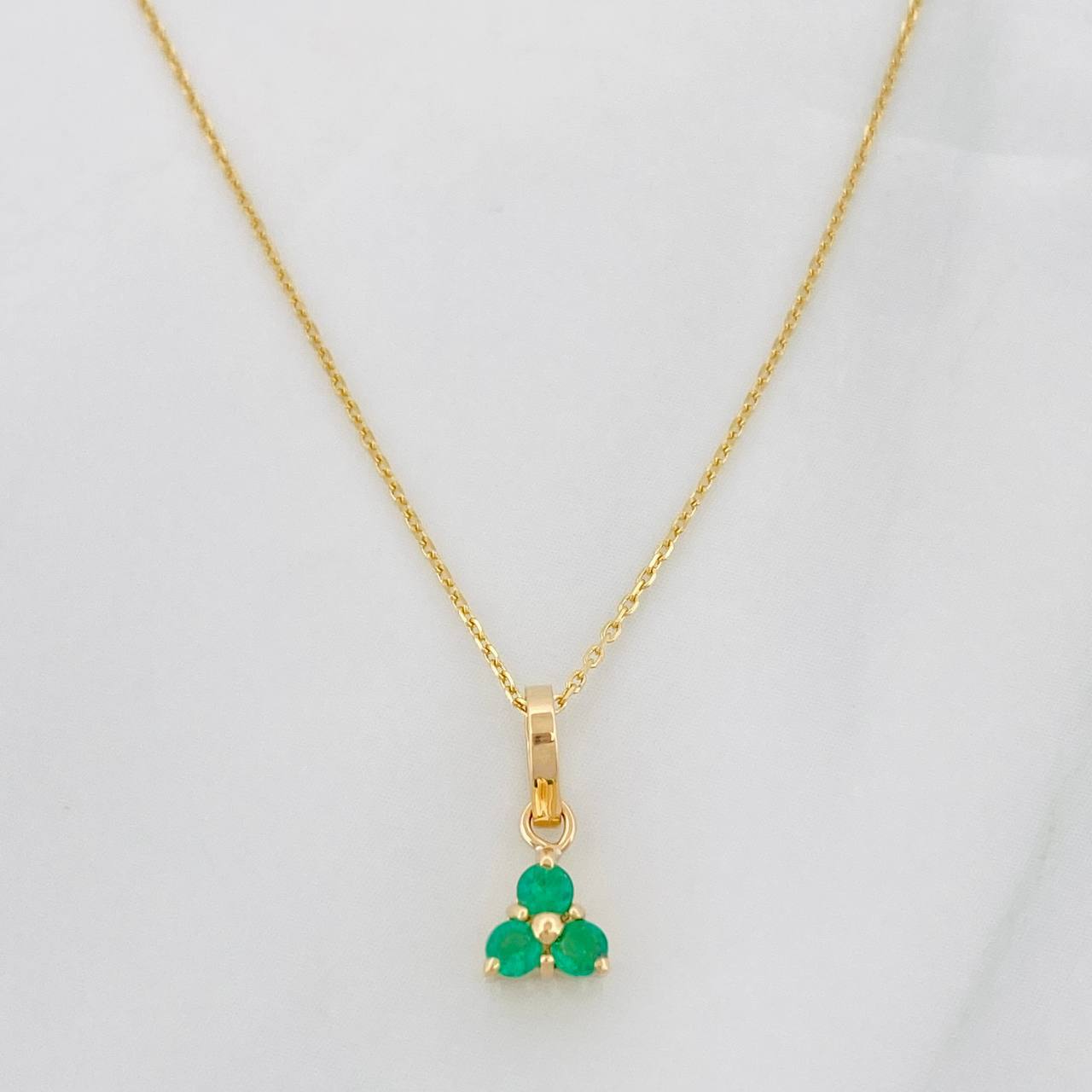 Set Cadena Aro Seguido + Dije Flor Esmeralda 0.6pts / 1.3g / 20 in Oro Amarillo 18K