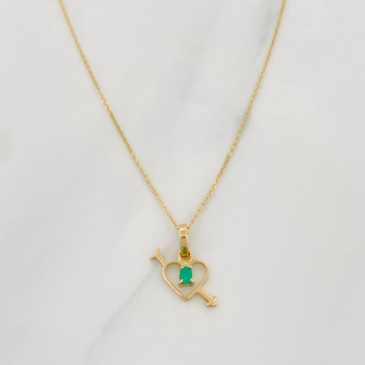 Set Cadena Aro Seguido + Dije Corazon Flechado Esmeralda 0.5pts / 1.35g / 20 in Oro Amarillo 18K