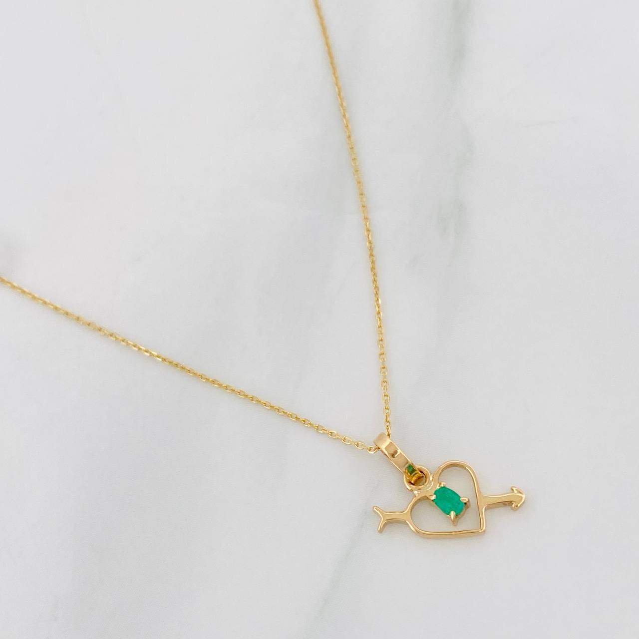 Set Cadena Aro Seguido + Dije Corazon Flechado Esmeralda 0.5pts / 1.35g / 20 in Oro Amarillo 18K