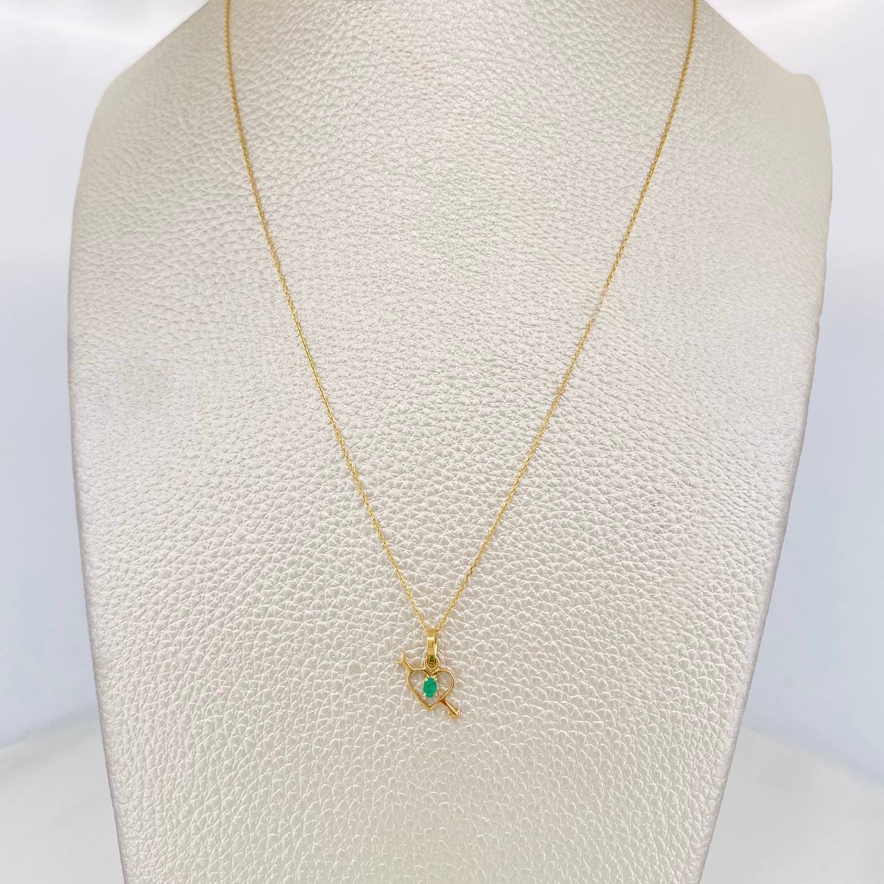 Set Cadena Aro Seguido + Dije Corazon Flechado Esmeralda 0.5pts / 1.35g / 20 in Oro Amarillo 18K
