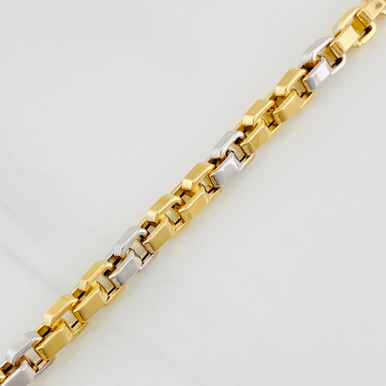 Pulso Veneciano Cuadrado 6.4g / 8 1/2 in / 4.43mm Dos Oros Amarillo Blanco 18K