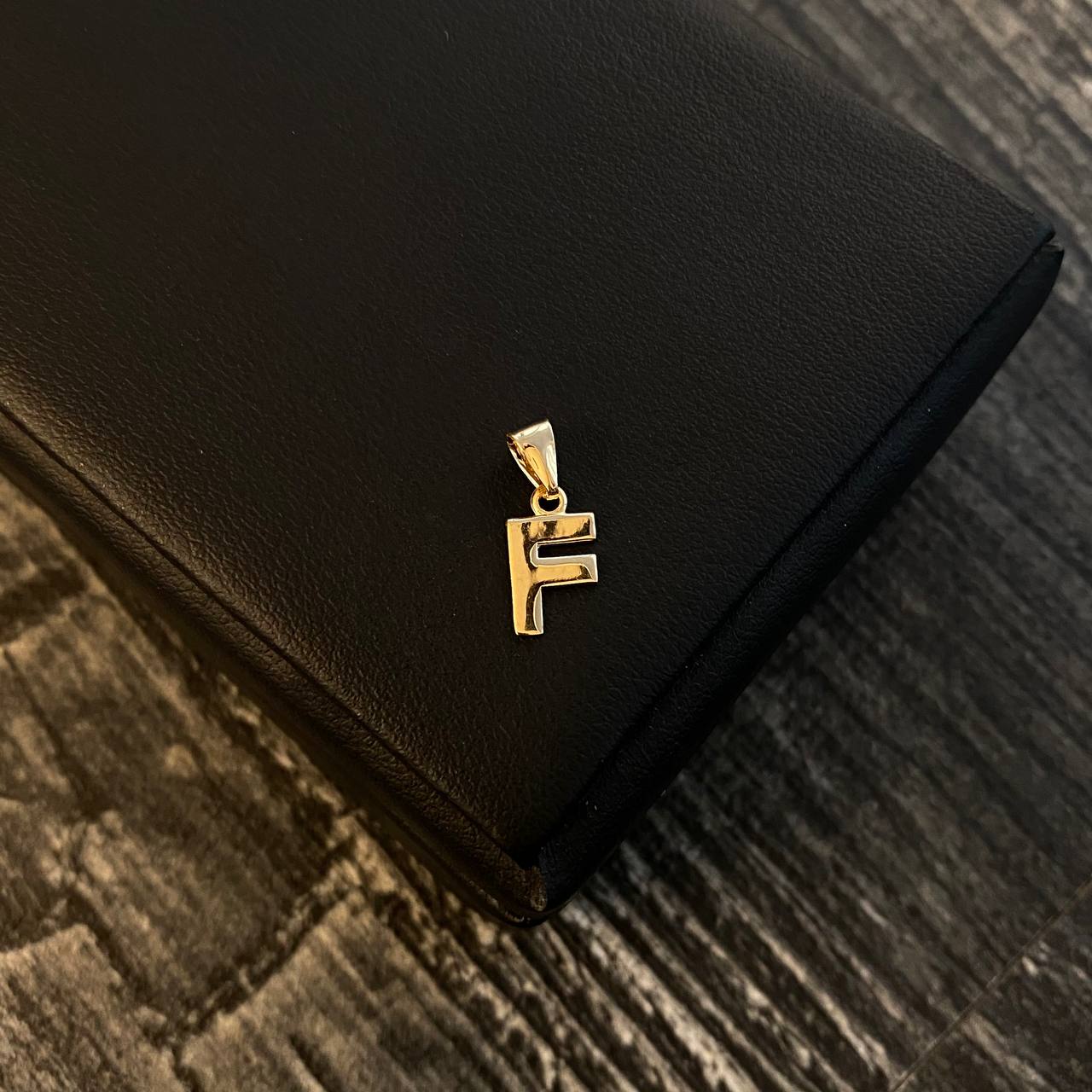 Pendant Letter F 0.4gr / 1.5cm Smooth Yellow Gold