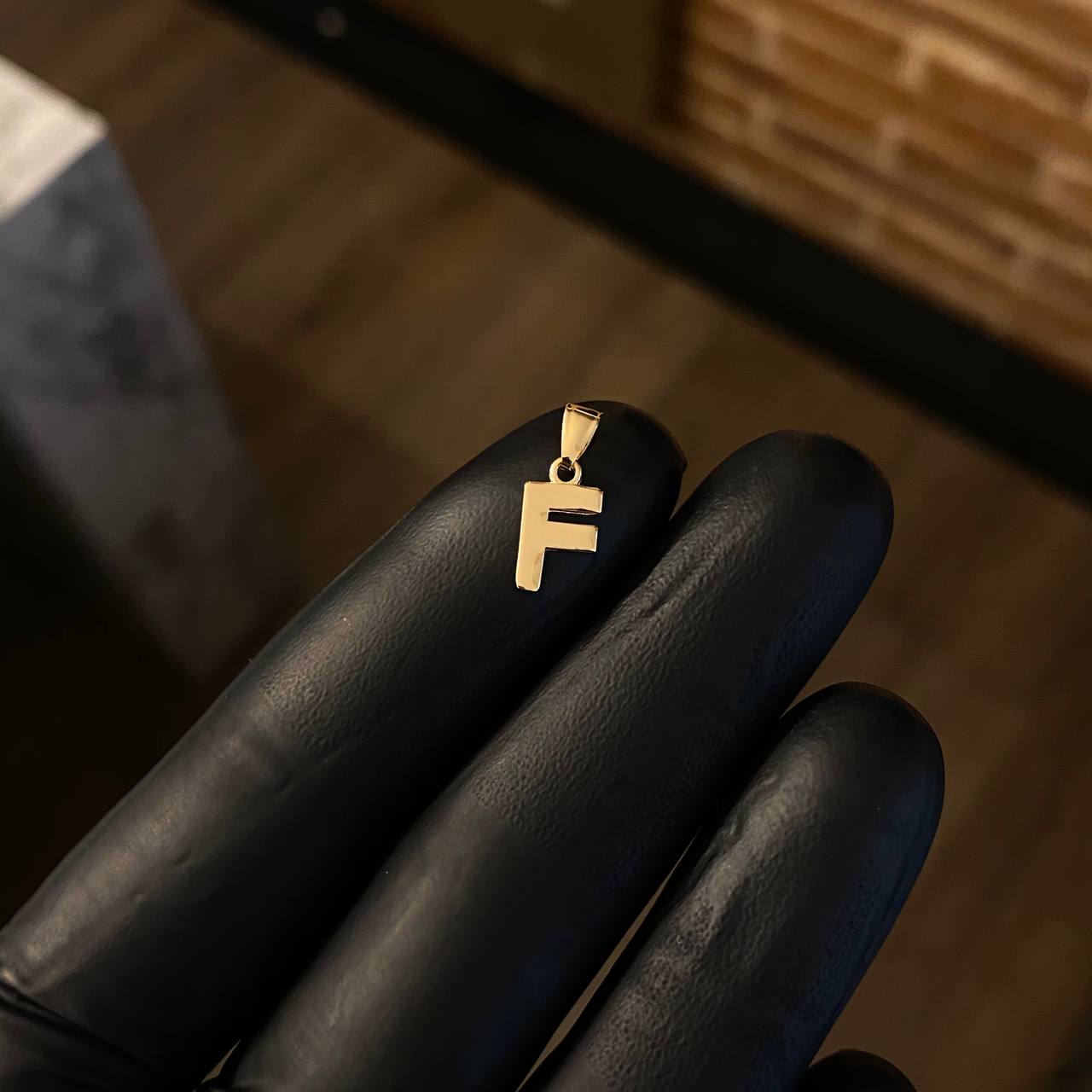 Pendant Letter F 0.4gr / 1.5cm Smooth Yellow Gold