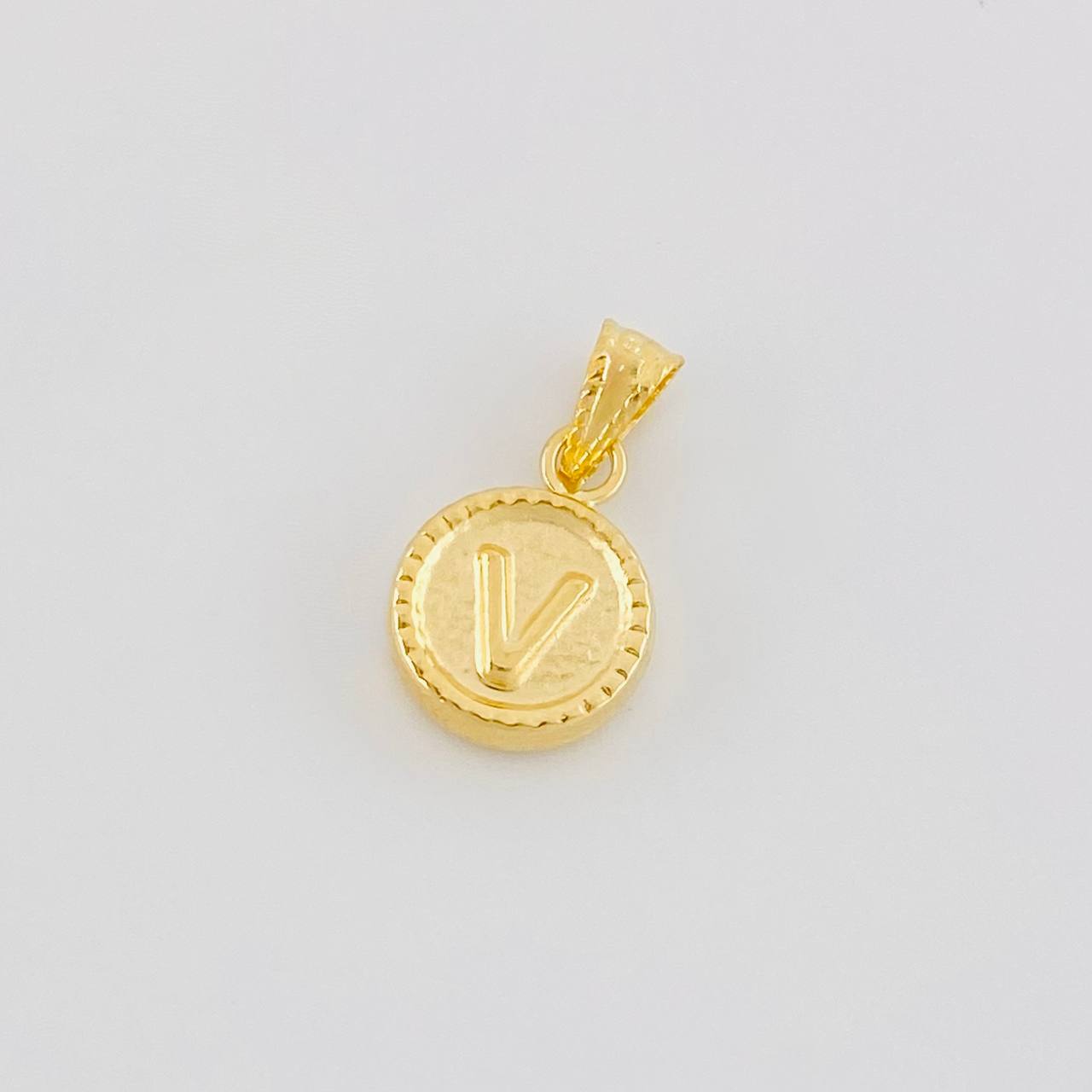 Dije Mate Letra V Bordeado 0.4g / 1/2 in Oro Amarillo 18K