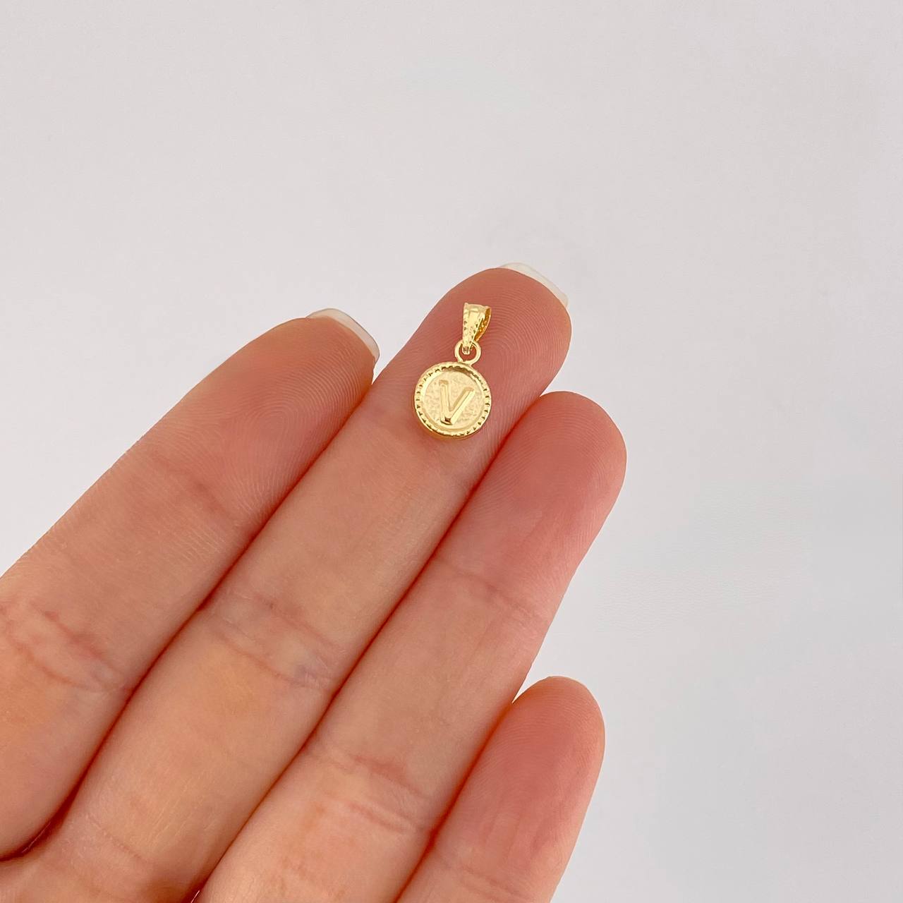 Pendant Matte Letter V Bordered 0.4g / 1/2 in Yellow Gold 18K