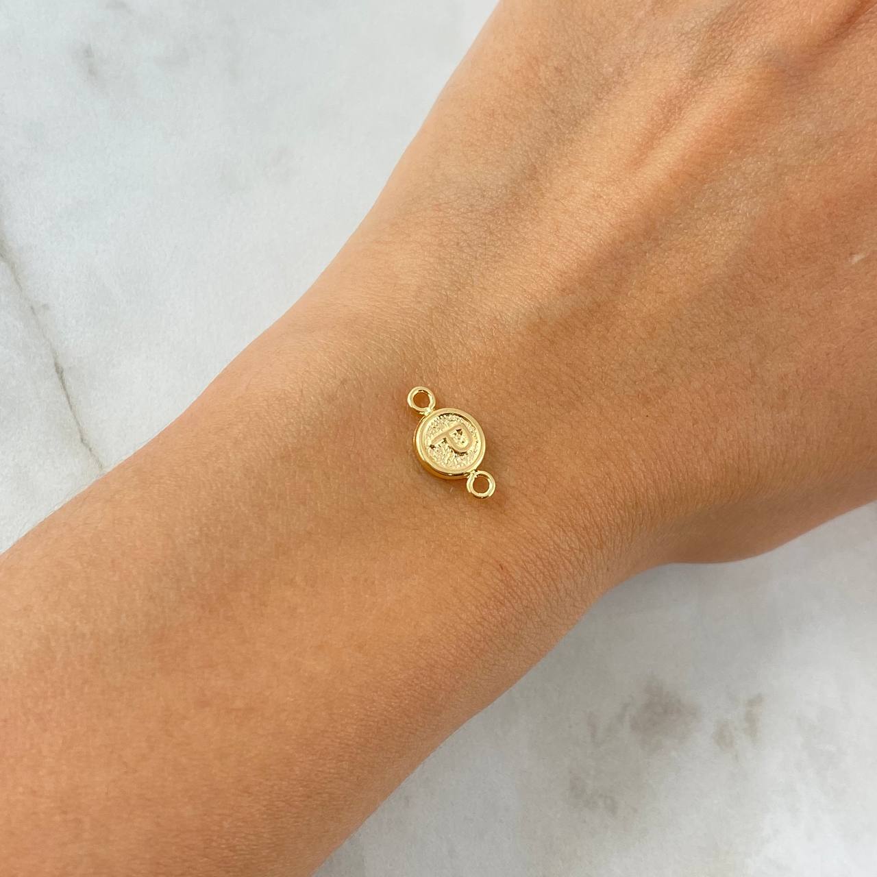 Charm Letter P 0.4gr / 1.5cm / Textured Circular Yellow Gold ©