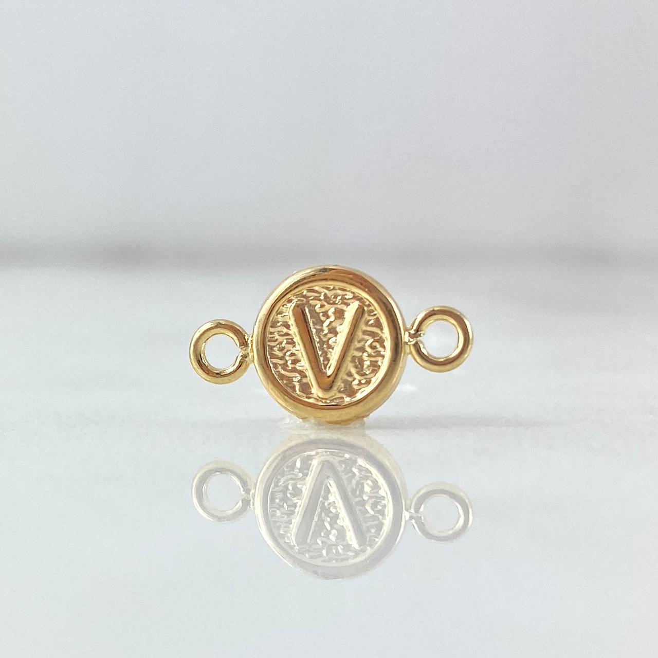 Charm Letter V 0.35gr / 0.5in / 18K Gold