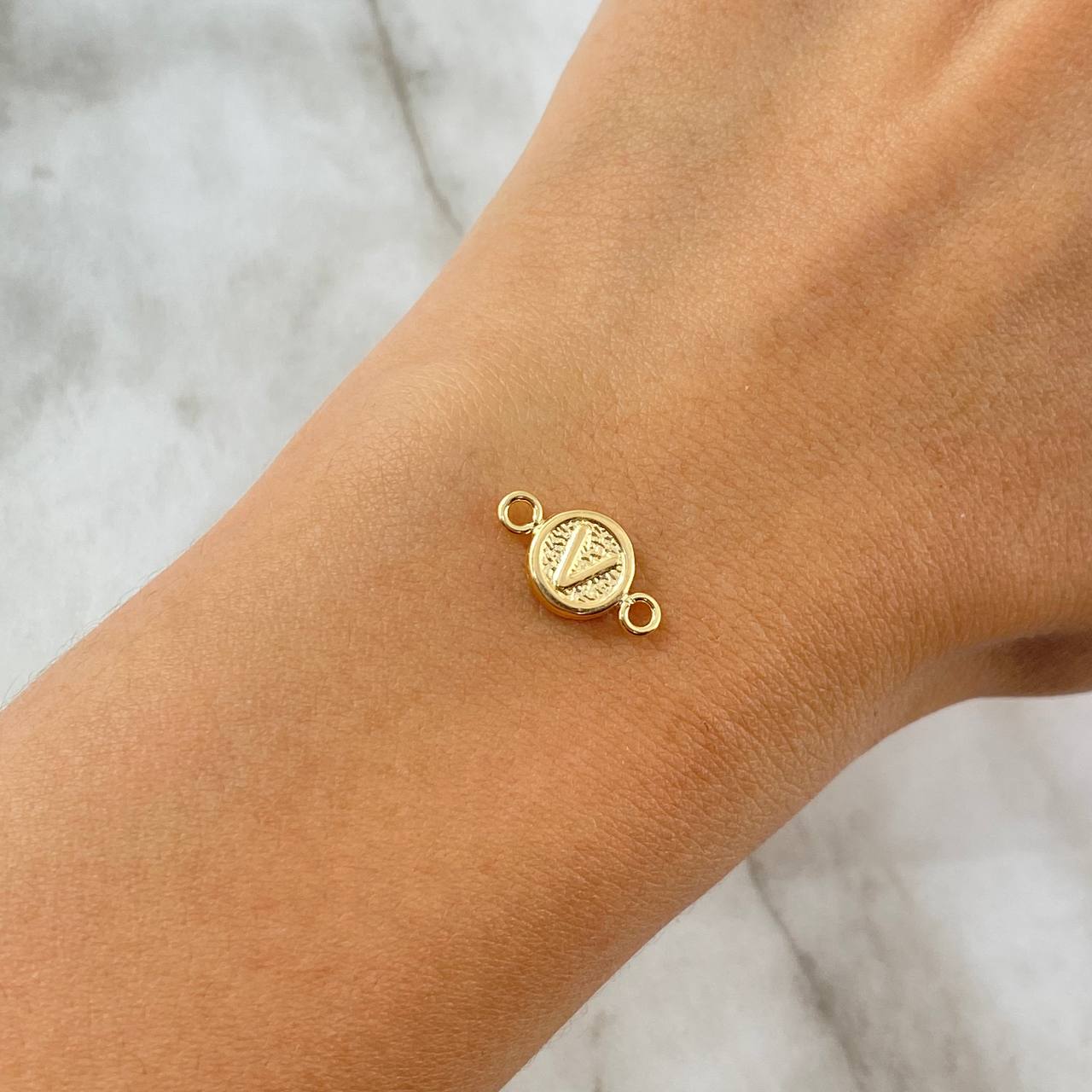 Charm Letter V 0.35gr / 0.5in / 18K Gold