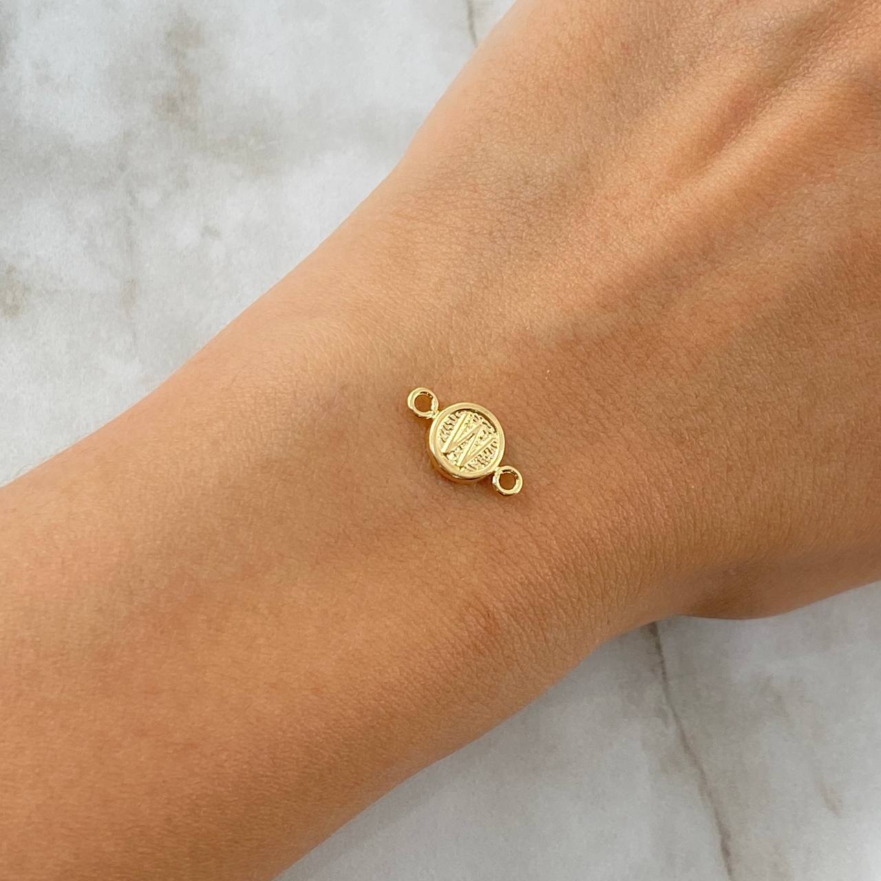 Charm Letter W 0.4gr / 1.5cm / Textured Yellow Gold Circle