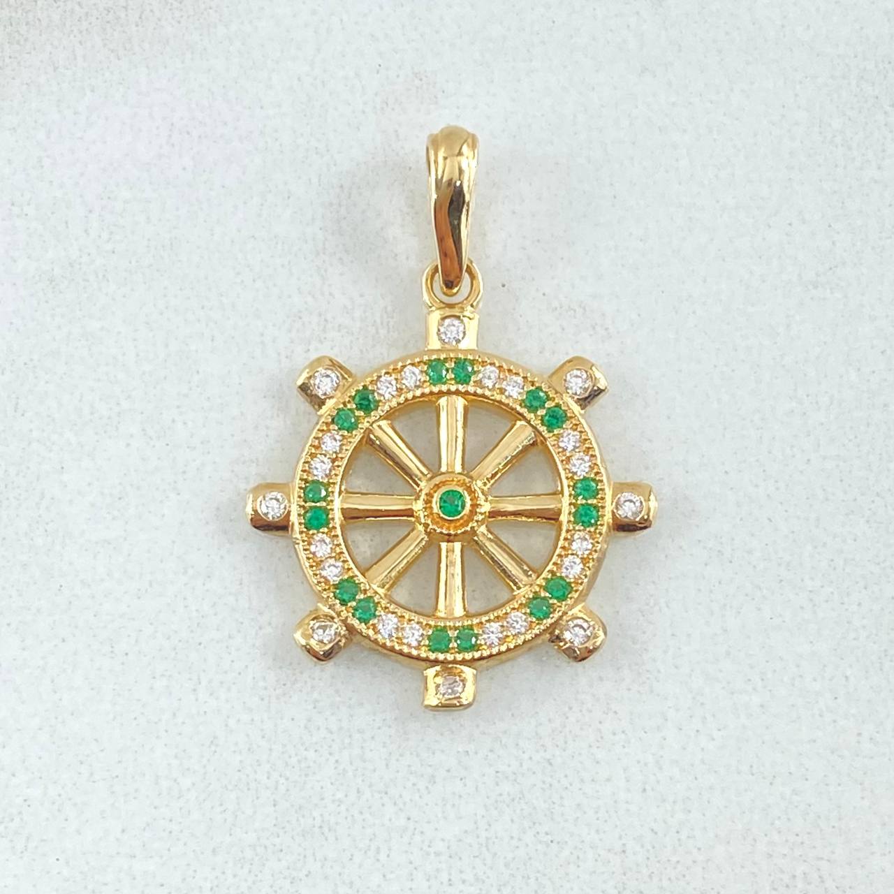 Pendant Ship's Wheel 2.15gr / 2.6cm (1.0in) / White and Green Zircons Yellow Gold 18K *