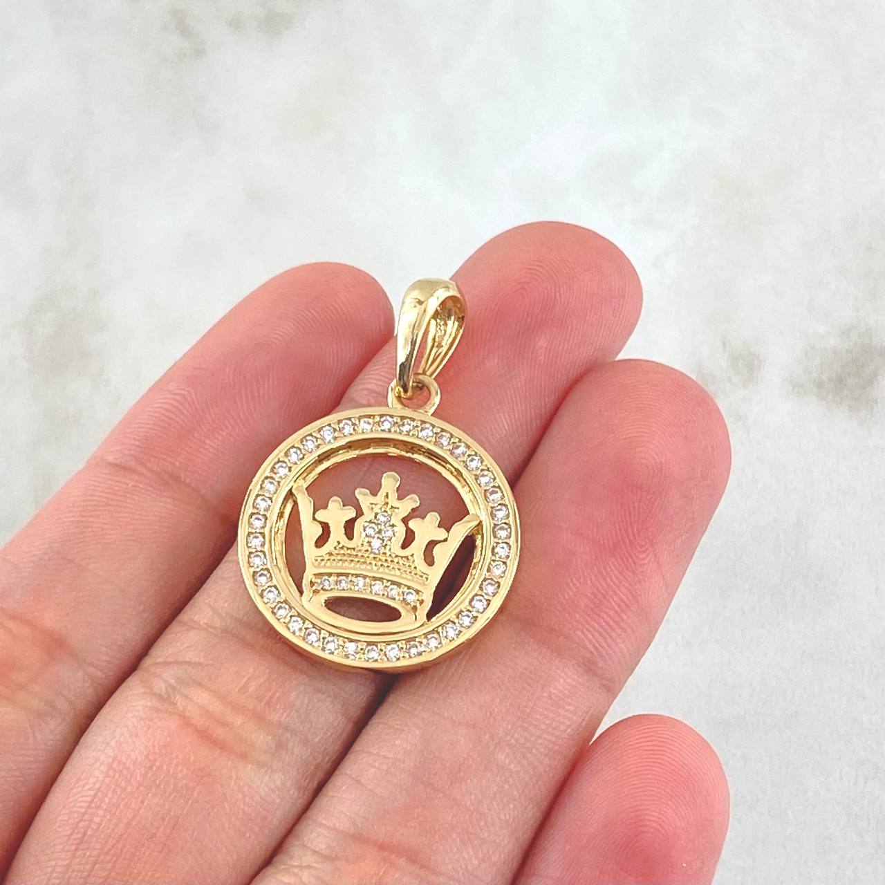 Dije Medalla Corona Real 5.4gr / 3cm / Circones Blancos Oro Amarillo 18K *