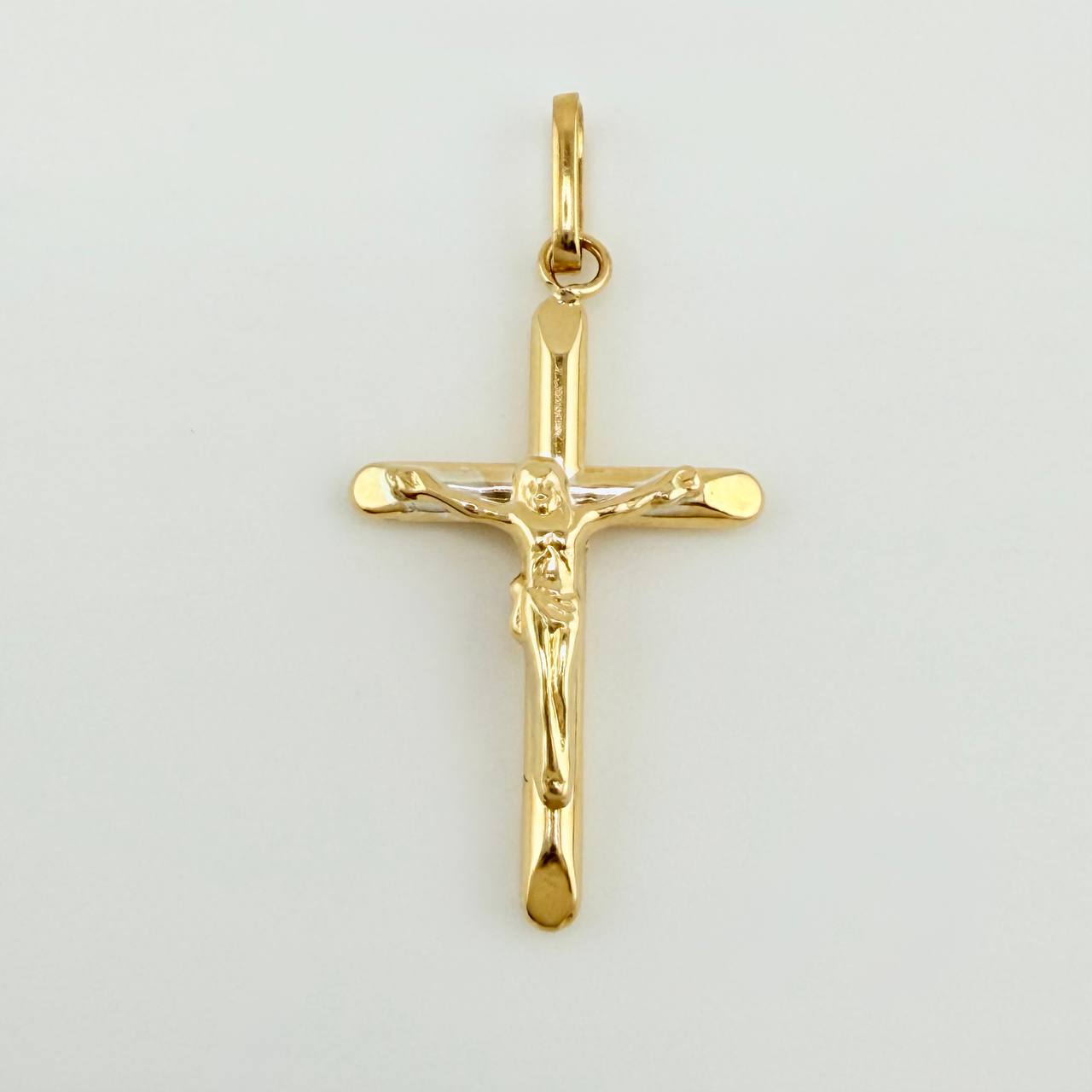Dije Cristo Cruz Puntas Planas 0.9gr / 1 1/4 in / Oro Amarillo 18K