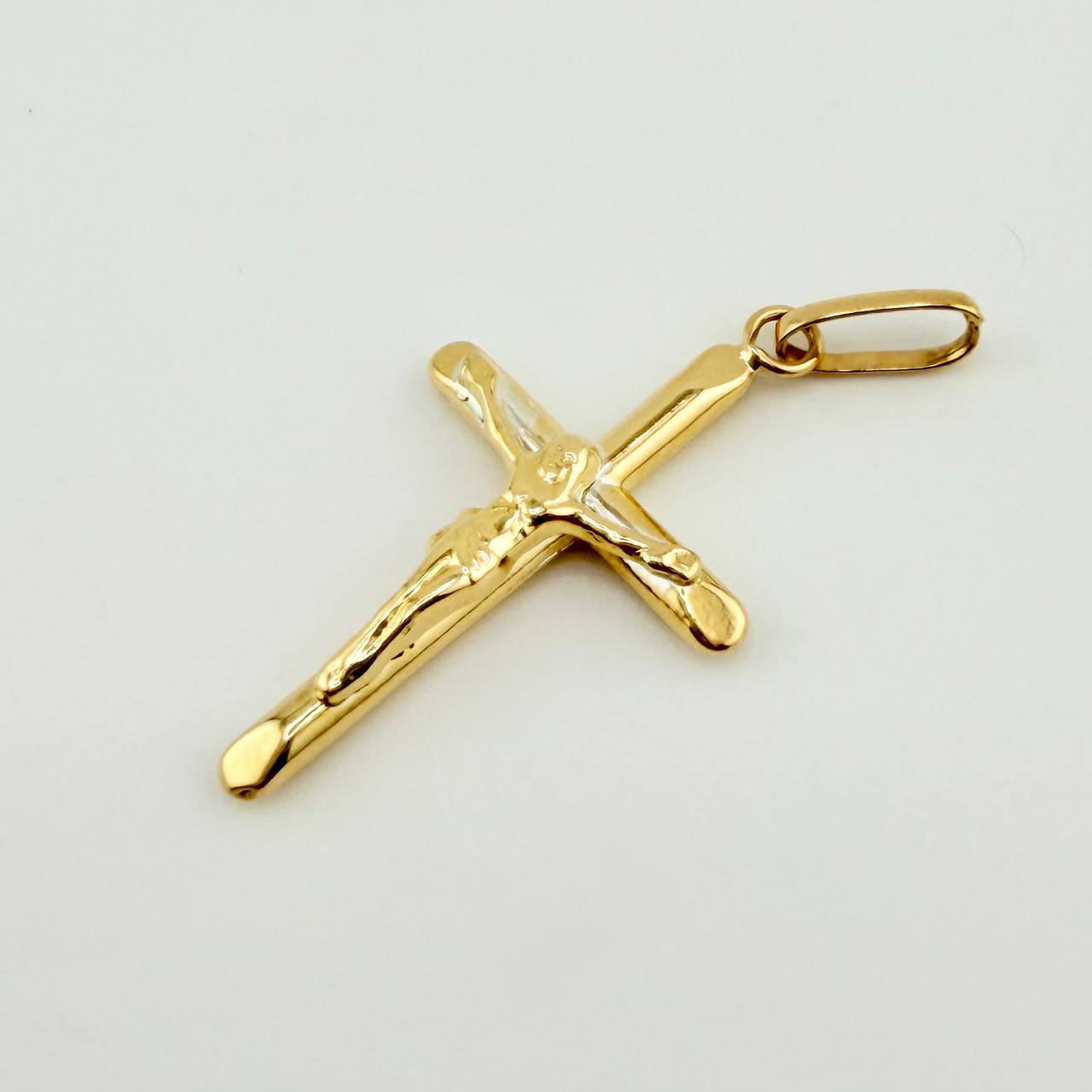 Dije Cristo Cruz Puntas Planas 0.9gr / 1 1/4 in / Oro Amarillo 18K