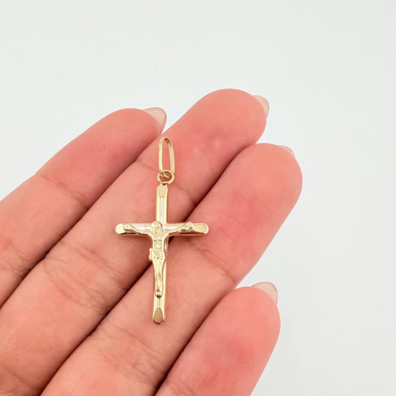 Dije Cristo Cruz Puntas Planas 0.9gr / 1 1/4 in / Oro Amarillo 18K