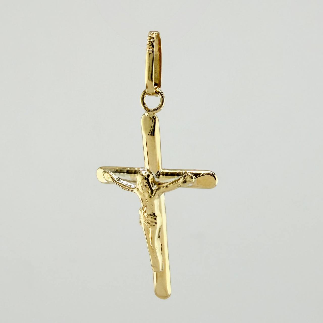 Dije Cristo Cruz Puntas Planas 0.9gr / 1 1/4 in / Oro Amarillo 18K