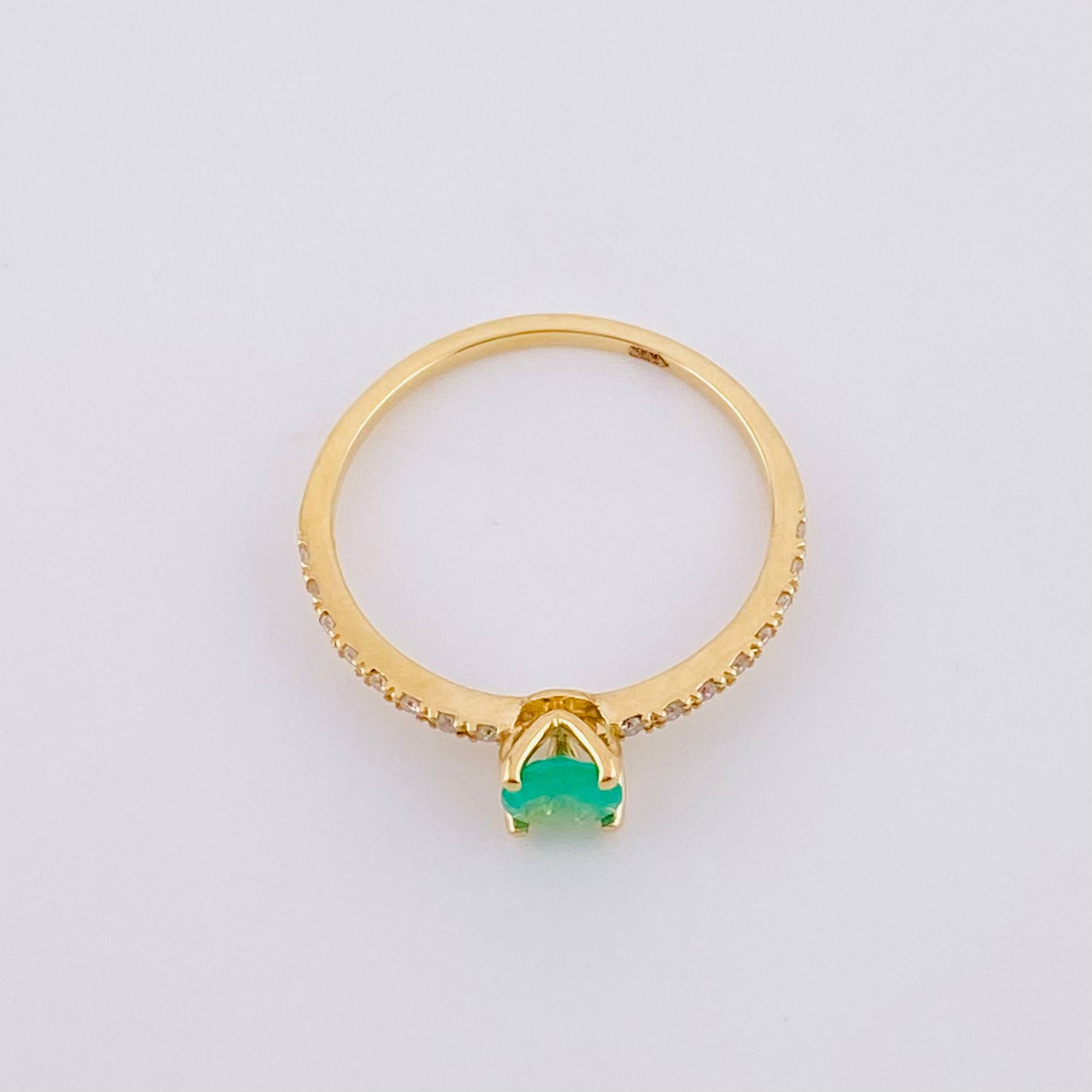 Anillo Solitario Tupido Cuatro Garras Diamantes 8pts Esmeralda 40pts 1.65g / T8 Oro Amarillo 18K