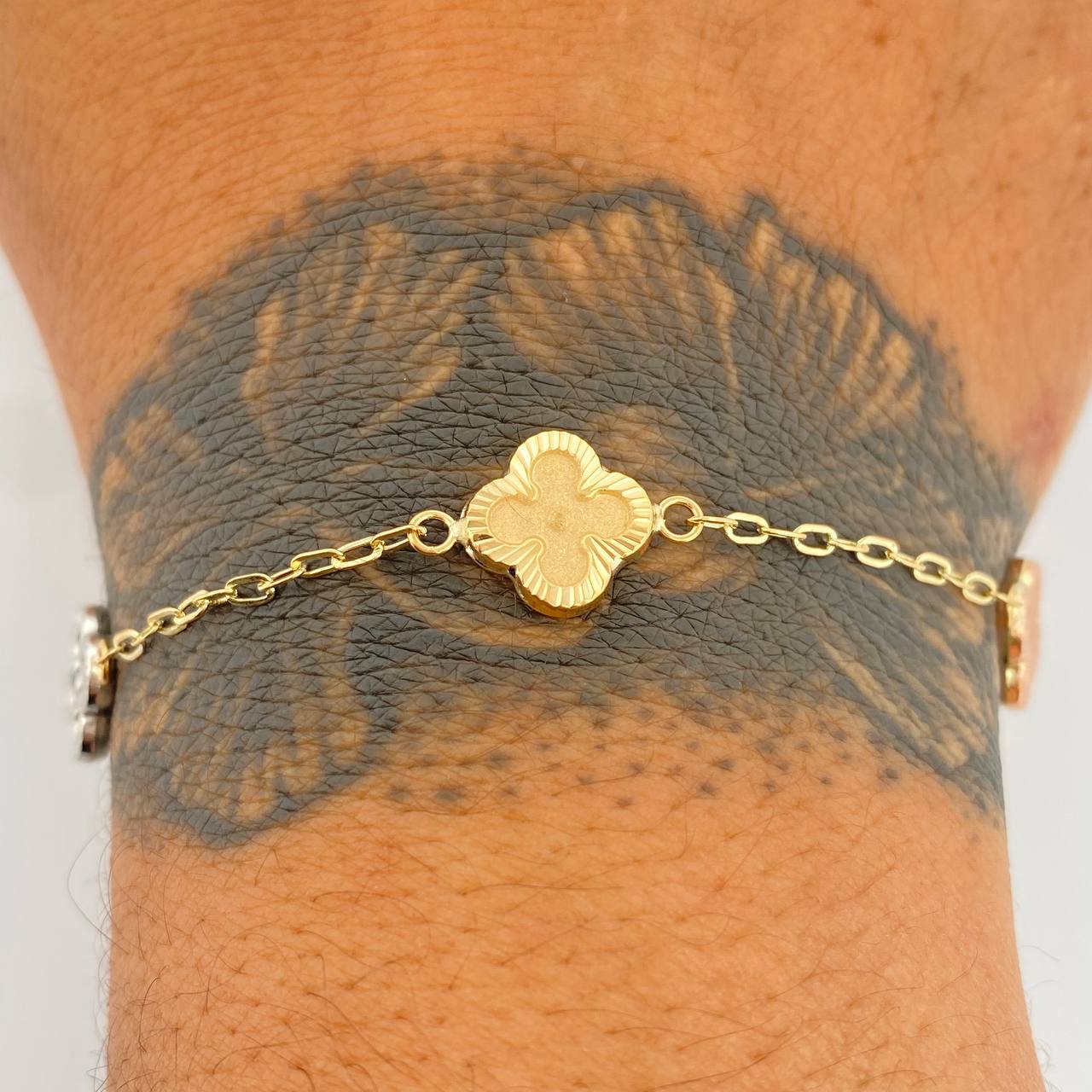 Pulso Trebol Aro Seguido 3.1gr / 7 1/4 in / 2mm Tres Oros 18K &