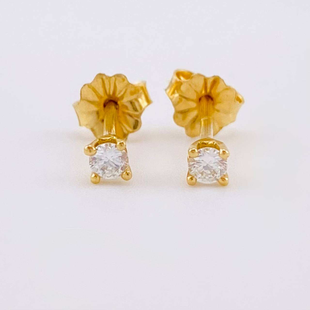 Topos Cuatro Garras Diamantes 12pts 0.7g / in / 2.7mm Oro Amarillo 18K