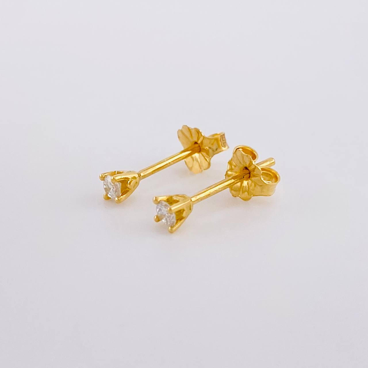 Topos Cuatro Garras Diamantes 12pts 0.7g / in / 2.7mm Oro Amarillo 18K