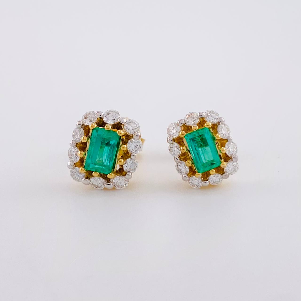 Topos Halo Tupido Esmeraldas 59pts Diamantes 47pts 2.95g / in / 9mm Oro Amarillo 18K