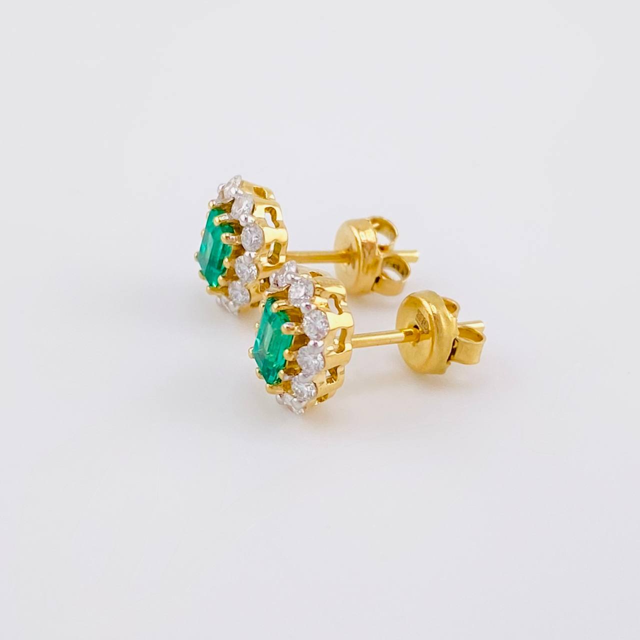 Topos Halo Tupido Esmeraldas 59pts Diamantes 47pts 2.95g / in / 9mm Oro Amarillo 18K
