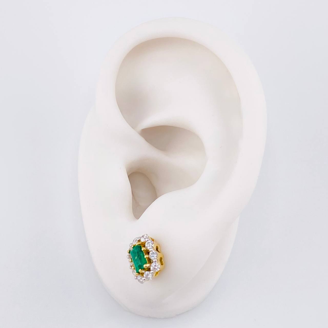 Topos Halo Tupido Esmeraldas 59pts Diamantes 47pts 2.95g / in / 9mm Oro Amarillo 18K