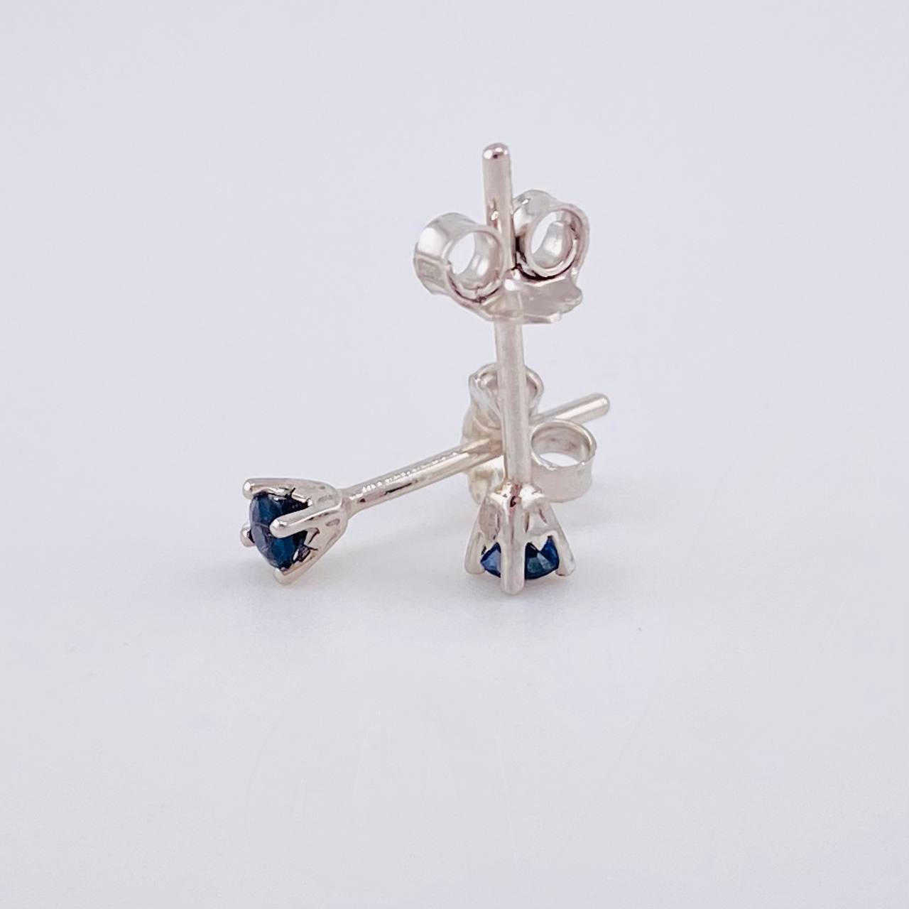 Topos Cuatro Garras Zafiros 12pts 0.7g / in / 2.7mm Oro Blanco 18K