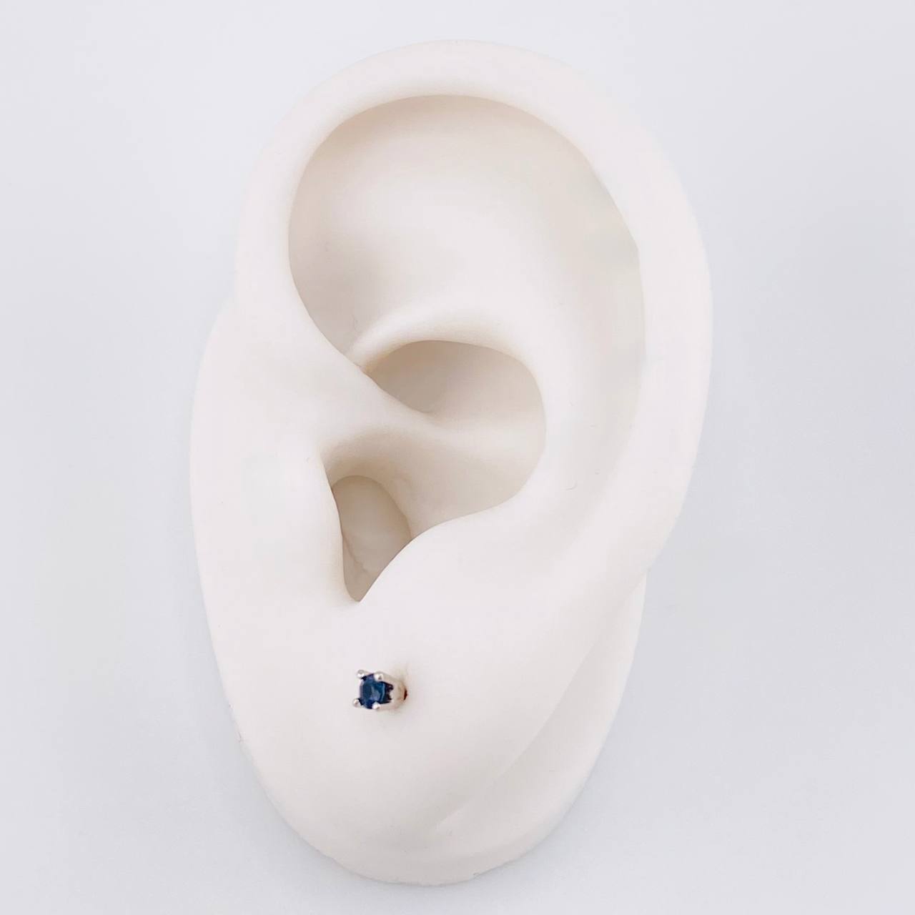 Topos Cuatro Garras Zafiros 12pts 0.7g / in / 2.7mm Oro Blanco 18K