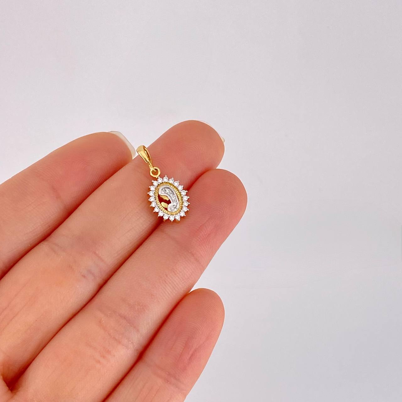 Dije Virgen Maria Diamantes 19pts 1.25g / 3/4 in Oro Amarillo 18K