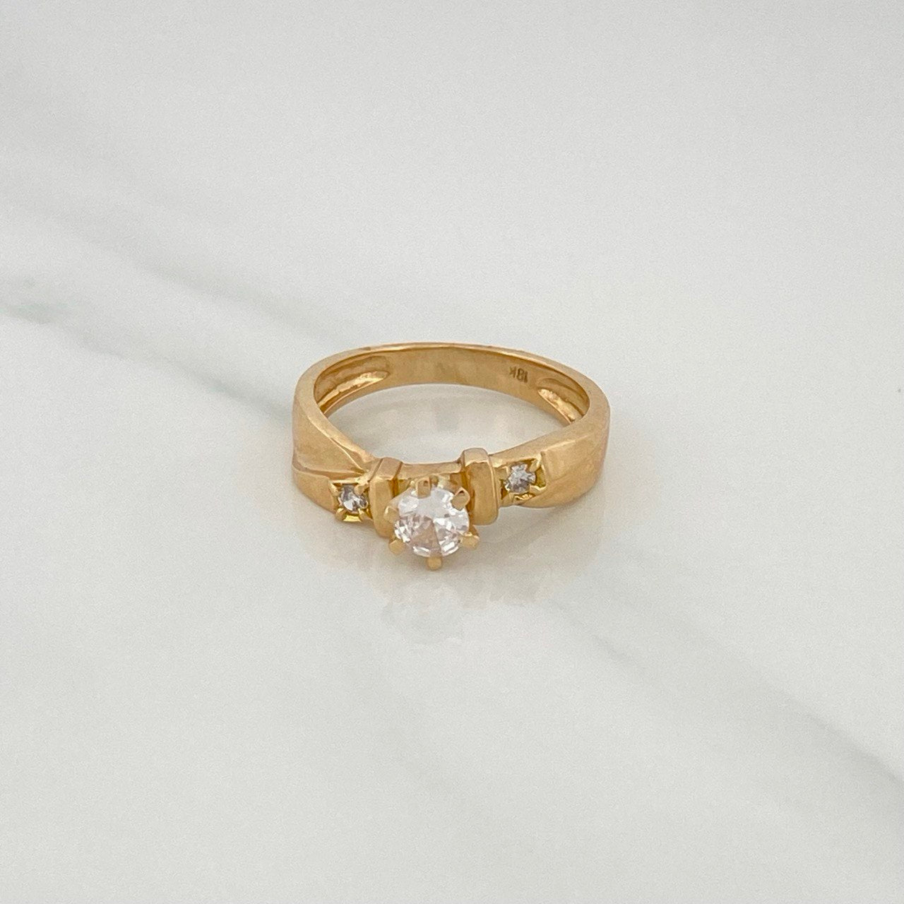 Anillo Solitario  4.1gr / T6 3/4 / Oro Amarillo 18K &