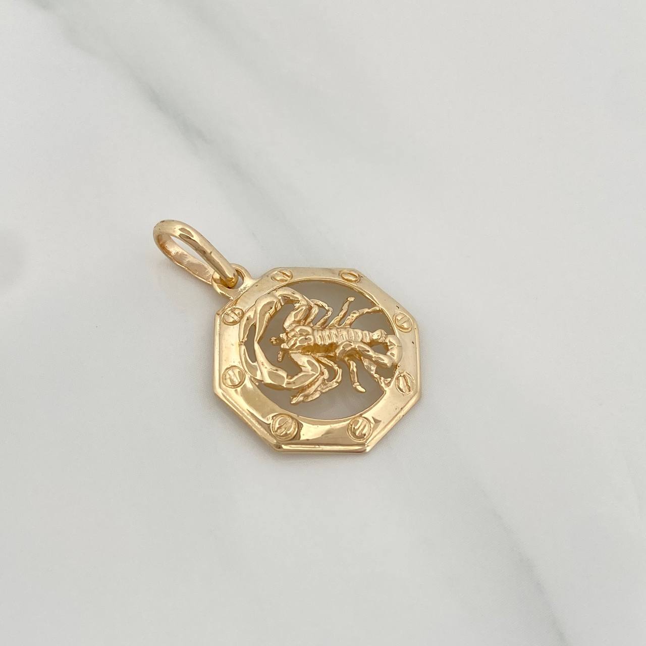 Dije Escorpion 2.55gr / 1 in / Oro Amarillo 18K $