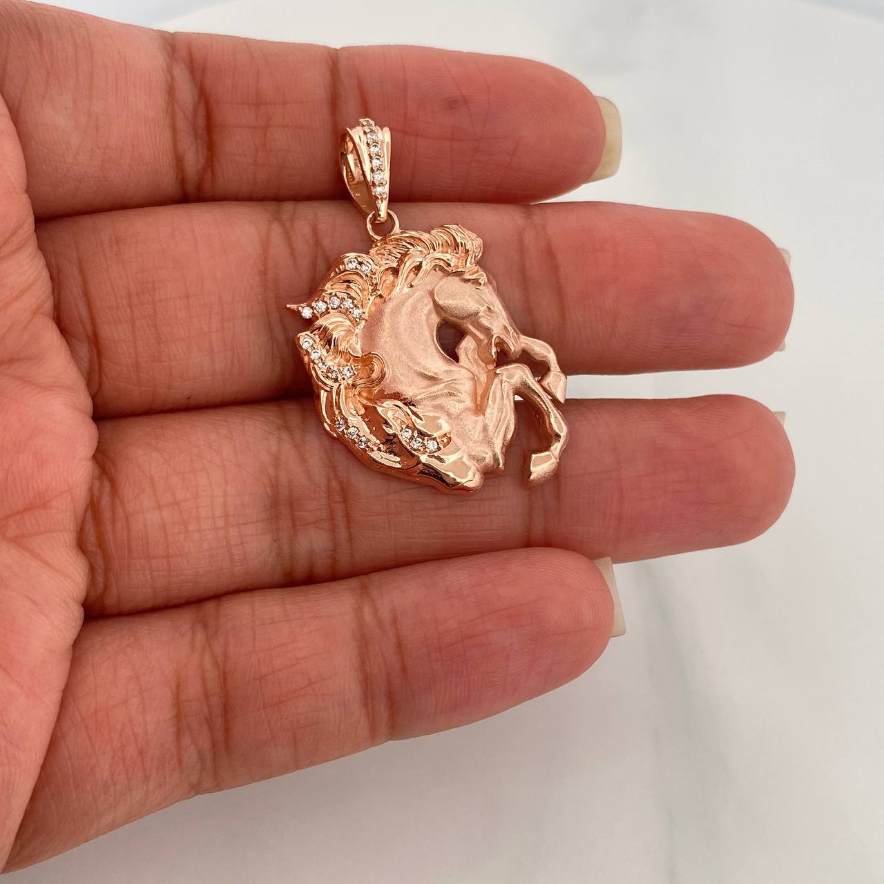 Dije Caballo 5.9gr / 1 1/2 in / Oro Rosa 18K $