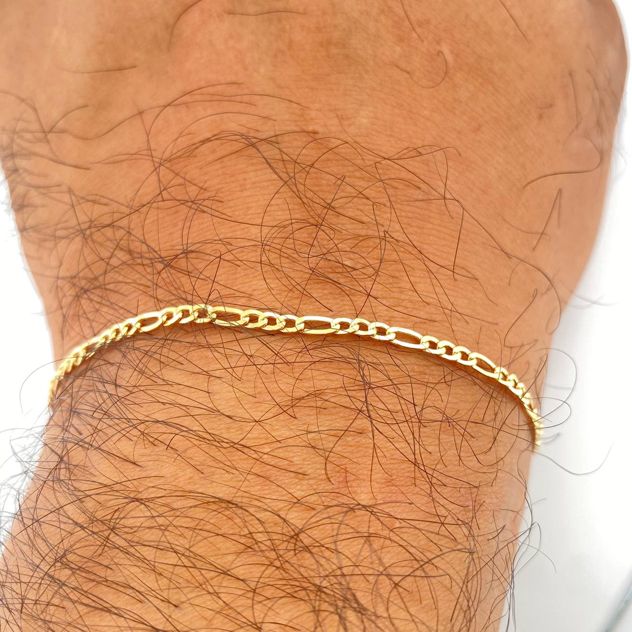 Pulso Figaro 1.35gr / 6 3/4 in / 2.1mm Oro Amarillo +1 18K &