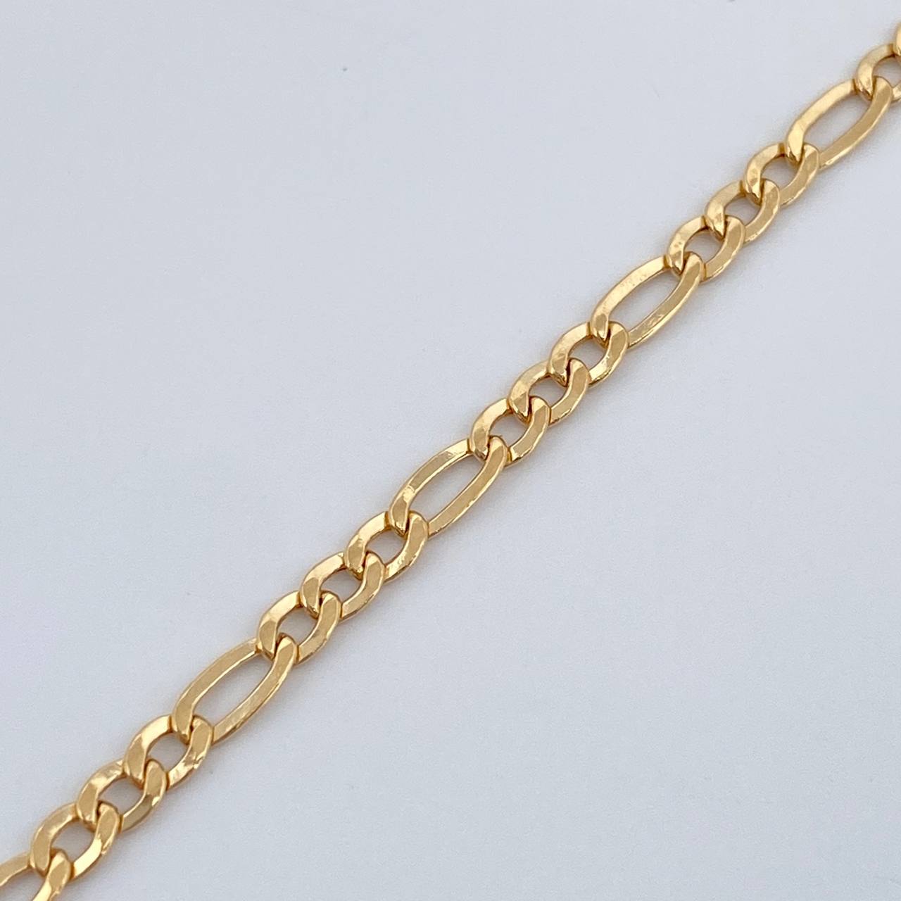 Pulso Figaro 1.35gr / 6 3/4 in / 2.1mm Oro Amarillo +1 18K &