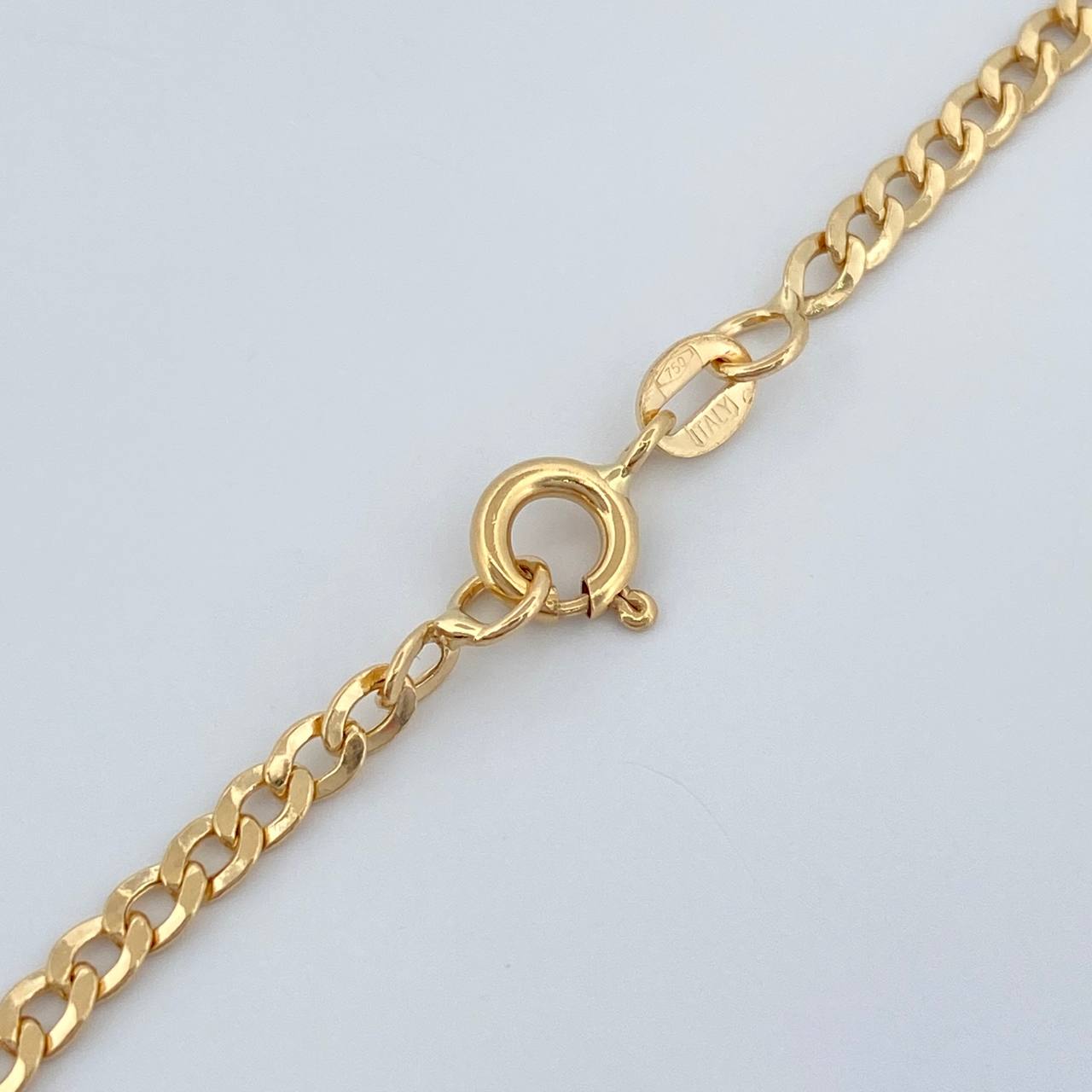 Cadena Cubana 6.1gr / 27 3/4 in / 2.4mm Oro Amarillo +1 18K &