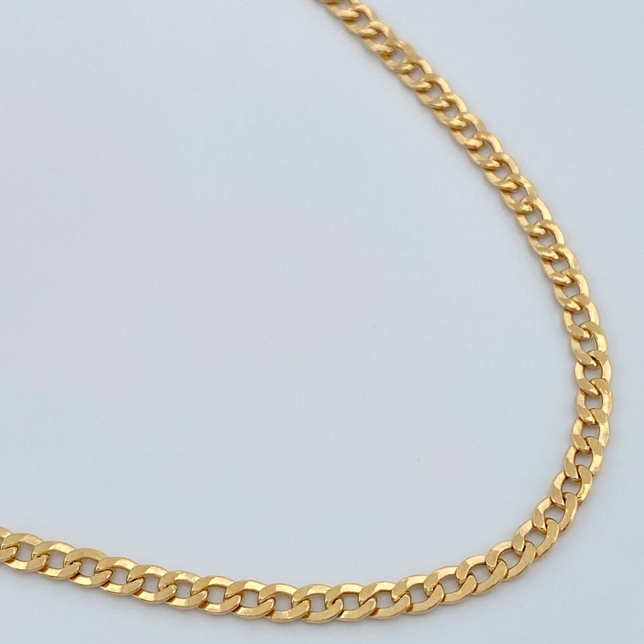 Cadena Cubana 6.1gr / 27 3/4 in / 2.4mm Oro Amarillo +1 18K &
