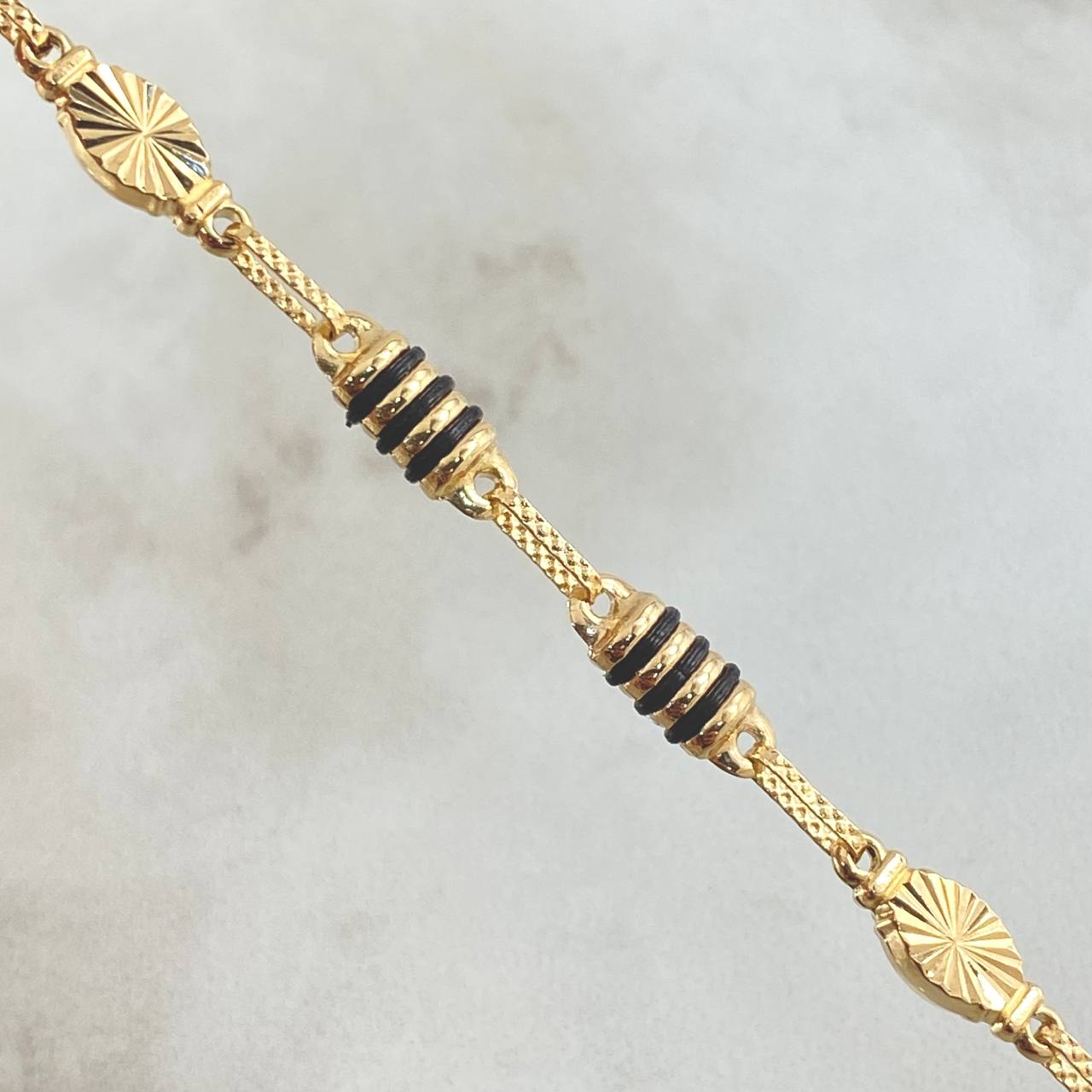 Rustic Bracelet 3x1 Rhombuses 4.6gr / 8.1in / 18K Gold!