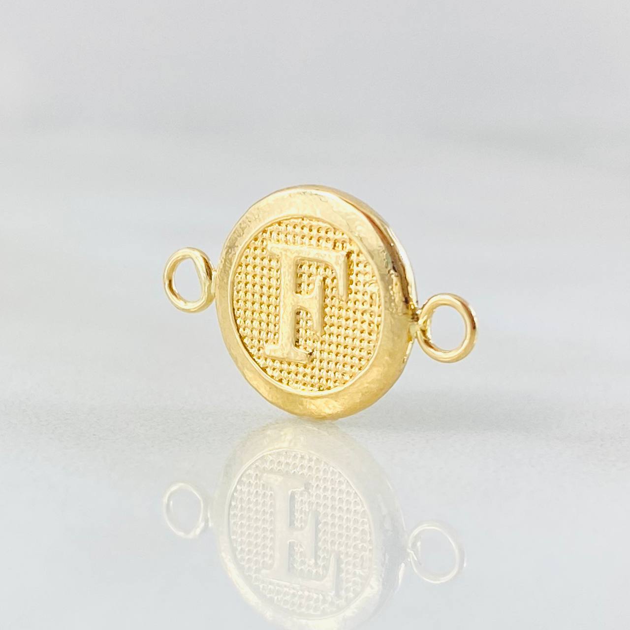 Charm Letter F 0.6gr / 0.7in / 18K Gold ©