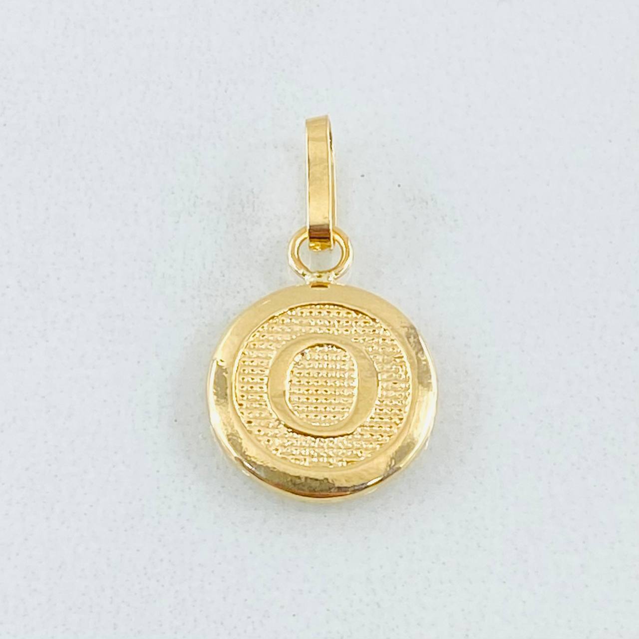 Dije Letra O 0.6gr / 2cm / Oro Amarillo 18K ©