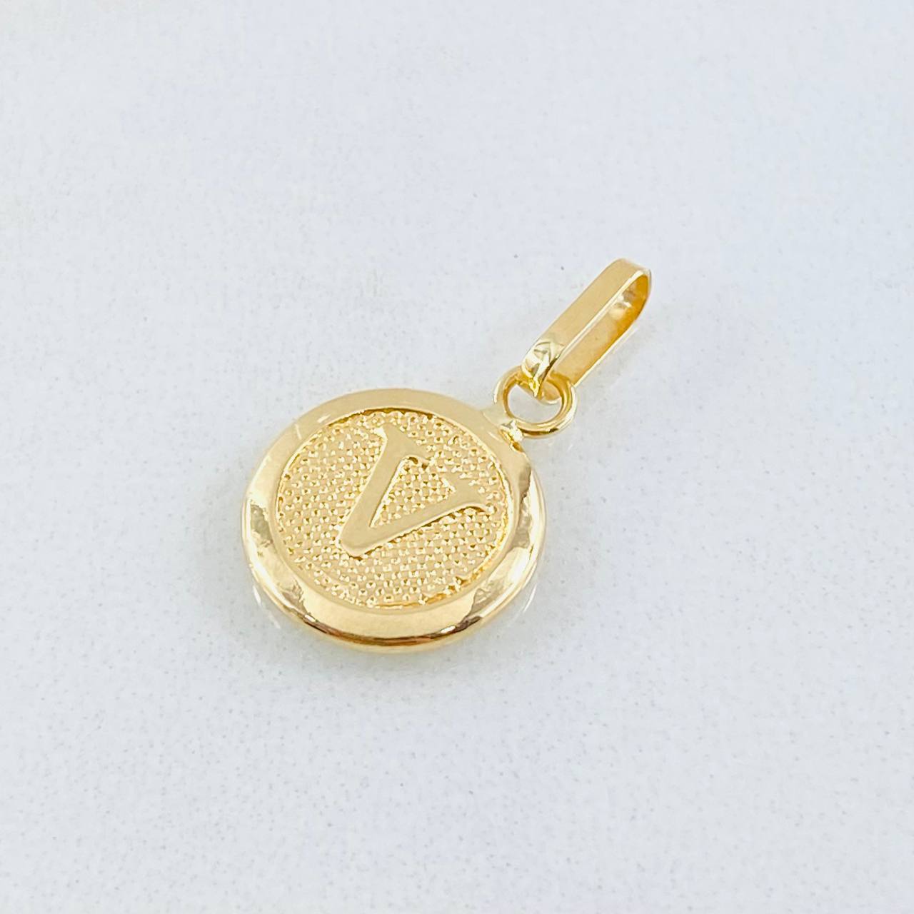 Pendant Letter V 0.65gr / 0.8in / 18K Gold +0$