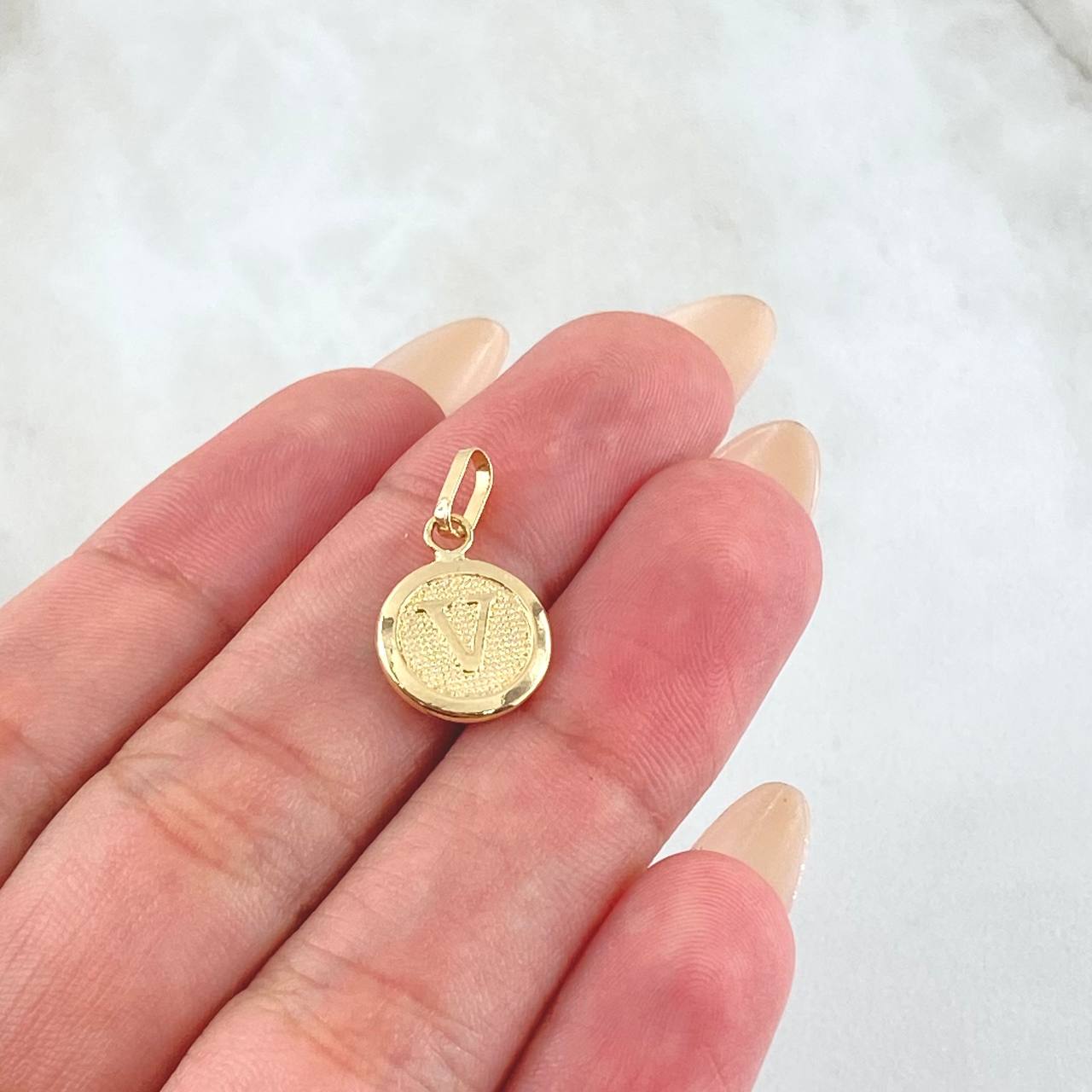 Pendant Letter V 0.65gr / 0.8in / 18K Gold +0$