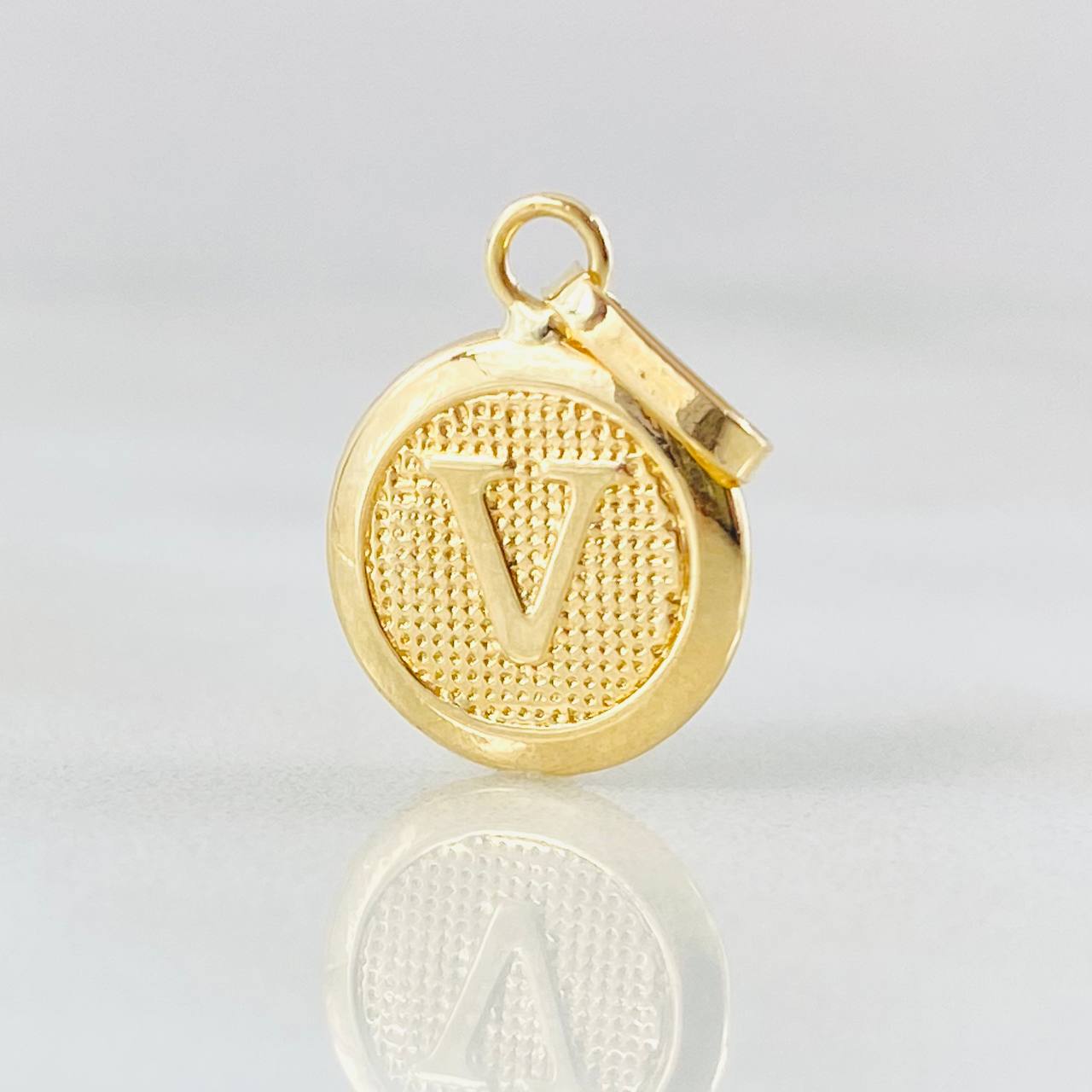 Pendant Letter V 0.65gr / 0.8in / 18K Gold +0$