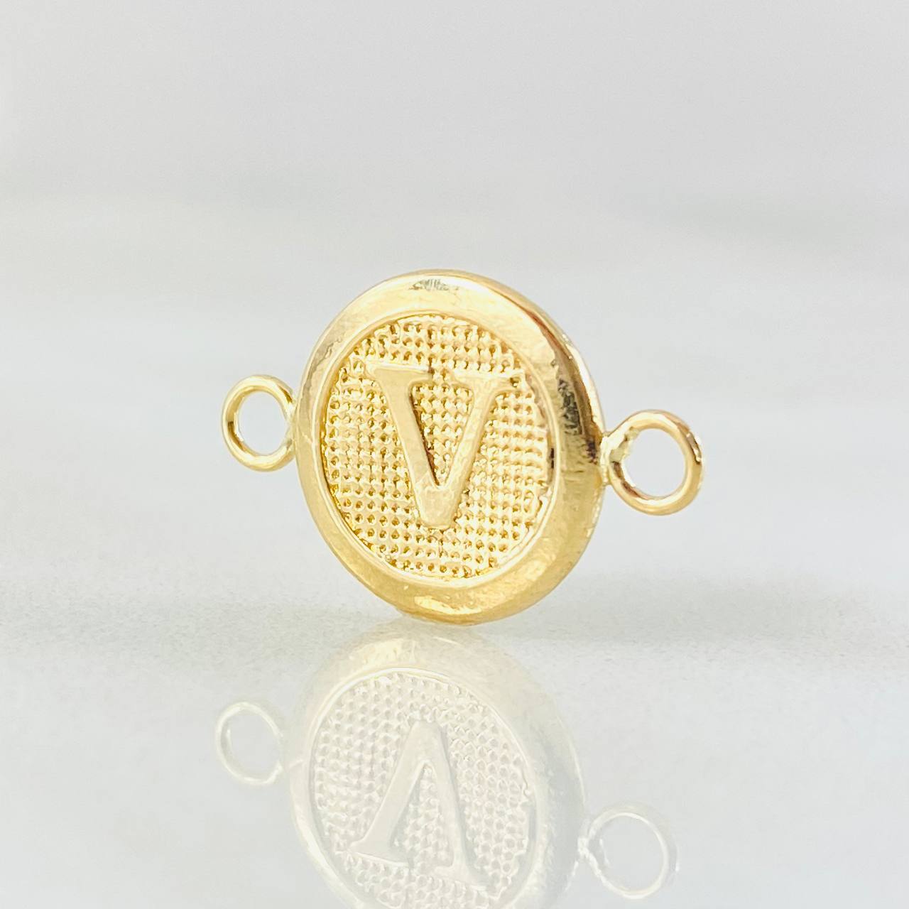 Charm Letter V 0.6gr / 0.7in / 18K Gold ©