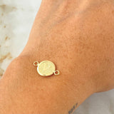 Charm Letter V 0.6gr / 0.7in / 18K Gold ©