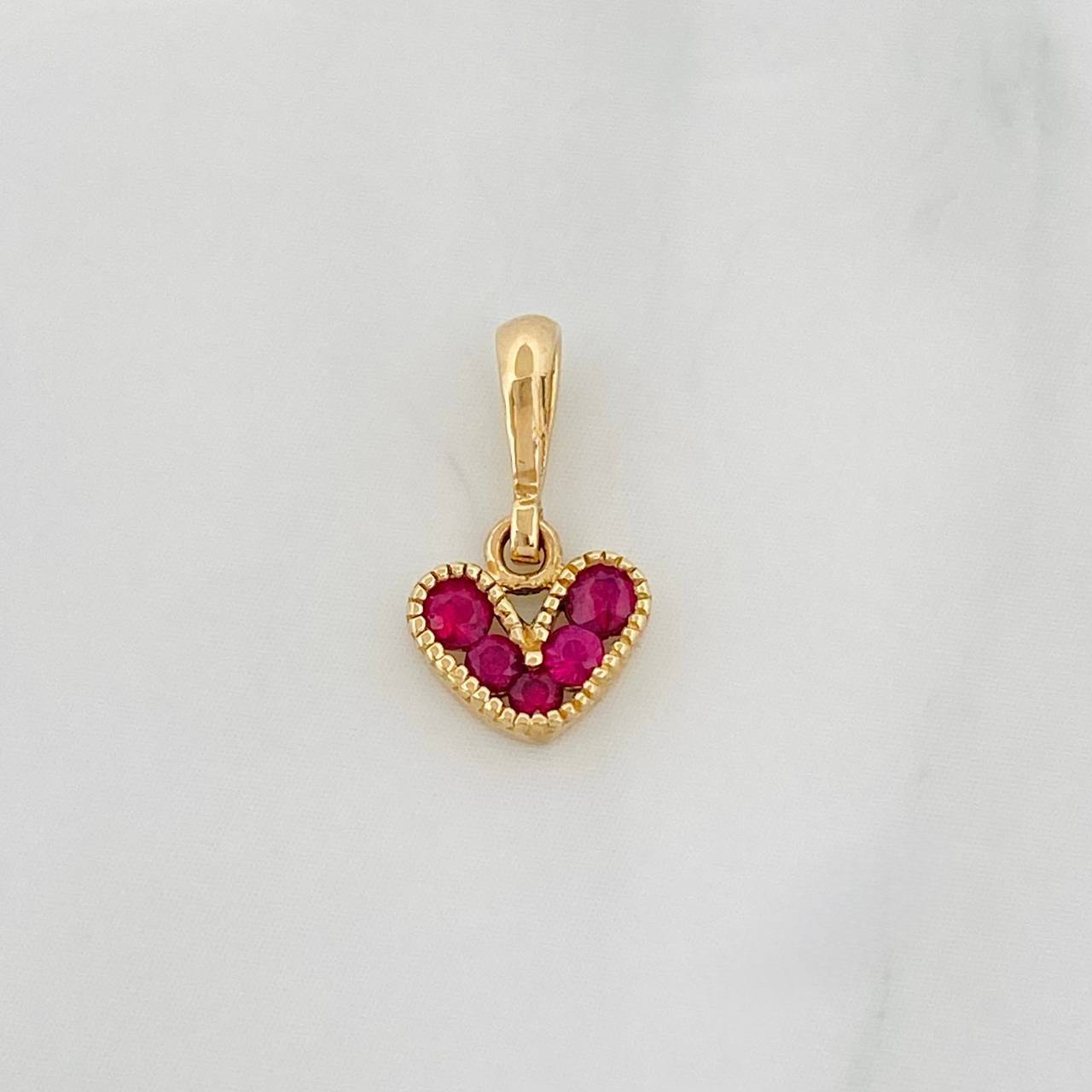 Dije Corazon Rubíes 0.27pts 0.6g / 1/2 in Oro Amarillo 18K