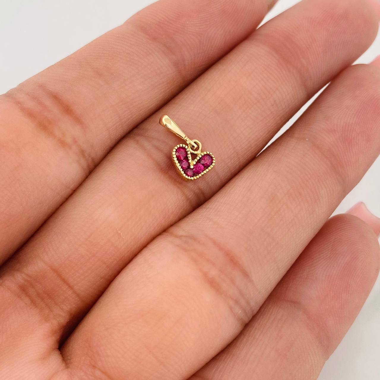 Dije Corazon Rubíes 0.27pts 0.6g / 1/2 in Oro Amarillo 18K