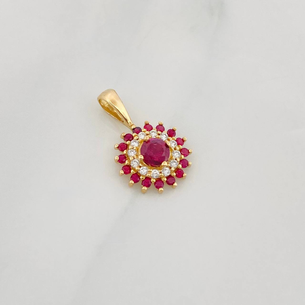 Dije Flor Tupida Rubíes 0.39pts Diamantes 0.6pts 0.85g / 1/2 in Oro Amarillo 18K