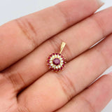Dije Flor Tupida Rubíes 0.39pts Diamantes 0.6pts 0.85g / 1/2 in Oro Amarillo 18K