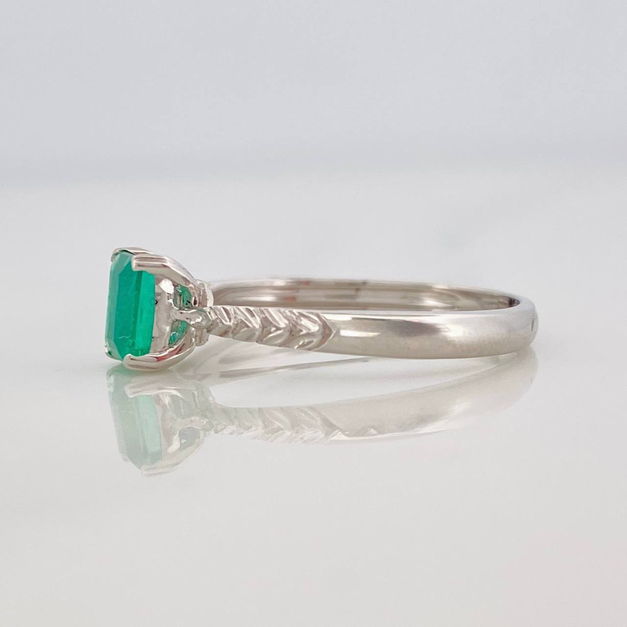 Square Solitaire Emerald Ring 0.42pts 1.95g / T6 3/4 18K White Gold