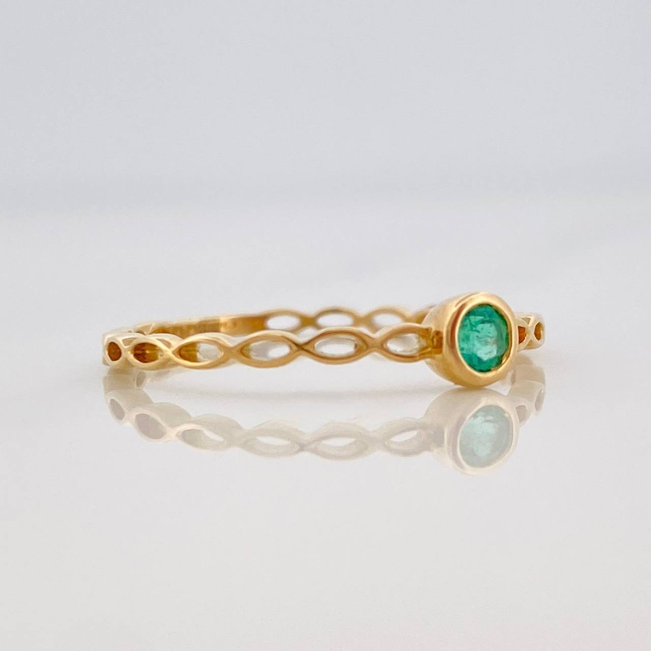 Anillo Solitario Churumbela Esmeralda 0.11pts 1g / T5 3/4 Oro Amarillo 18K